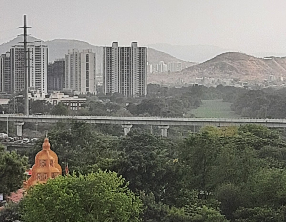 w_karve's tweet image. #Pune #Wakad #RohanTarang
#MhatobaMandir #MulaRiver
View from our balcony in Rohan Tarang Wakad Pune 
Shri Mhatoba Mandir (Left)
Mula River covered with water hyacinth flowing in from the hills (Right)
Hinjawadi Shivajinagar Metro Line can be seen across the picture