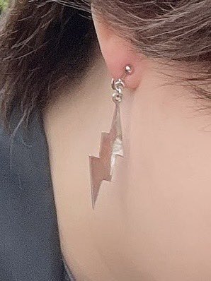 tsukabaku666's tweet photo. 【落とし物】
聖飢魔II4/13東京ガーデンシアターのミサにて、長官イヤリングのチャーム部分を落としてしまいました。拾っていただいた方がいらっしゃいましたらお知らせください🙇‍♀️
ガーデンシアターや有明ガーデンの落とし物には届いていませんでした
(立ち寄り箇所はツリーに続けます) https://t.co/dGpu4DcR48