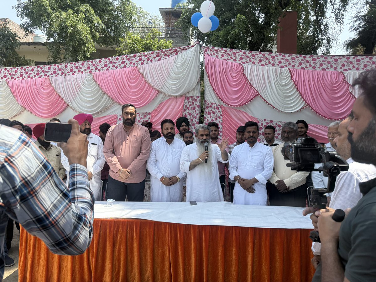 CKheeva's tweet photo. ਆਧੁਨਿਕ ਭਾਰਤ ਦੇ ਸੰਵਿਧਾਨ ਦੇ ਨਿਰਮਾਤਾ ਬਾਬਾ ਸਾਹਿਬ ਭੀਮ ਰਾਓ ਅੰਬੇਦਕਰ ਸਾਹਿਬ ਜੀ ਦੀ ਜੈਅੰਤੀ ਨੂੰ ਸਮਰਪਿਤ ਪ੍ਰੋਗਰਾਮ ਵਿੱਚ ਵਾਲਮੀਕੀ ਪਾਰਕ ਘੁਮਾਰ ਵਿੱਚ ਸ਼ਰਧਾ ਦੇ ਫੁੱਲ ਭੇਂਟ ਕੀਤੇ 
@BB__Ashu  
@INCIndia https://t.co/Irm2QklZ8y