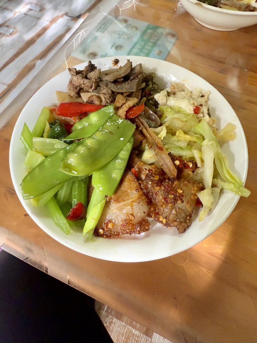 中国ヤバ過ぎ！武陵源のローカルで賑わってたこのお店。自助餐っていうバイキング形式の食べ放題のお店なんだけど、ご飯の上に好きなだけおかずを乗せておかわりもオッケー😋 いくらだと思う？ なんと10元（196円）😳！びっくりして値段聞き返したw 味も中国のお袋の味って ...