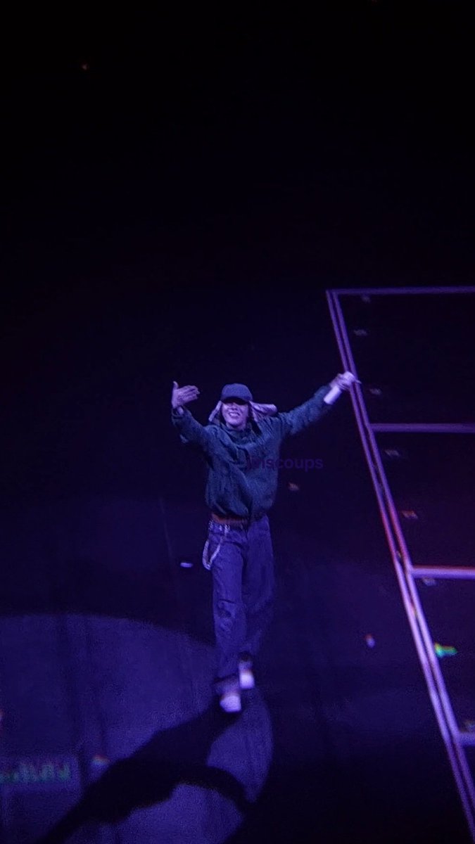 jinscoups's tweet photo. I FREAKING SAW HOBIIIIII FINALLYYYY 🤧 https://t.co/Z6lSilQWY8