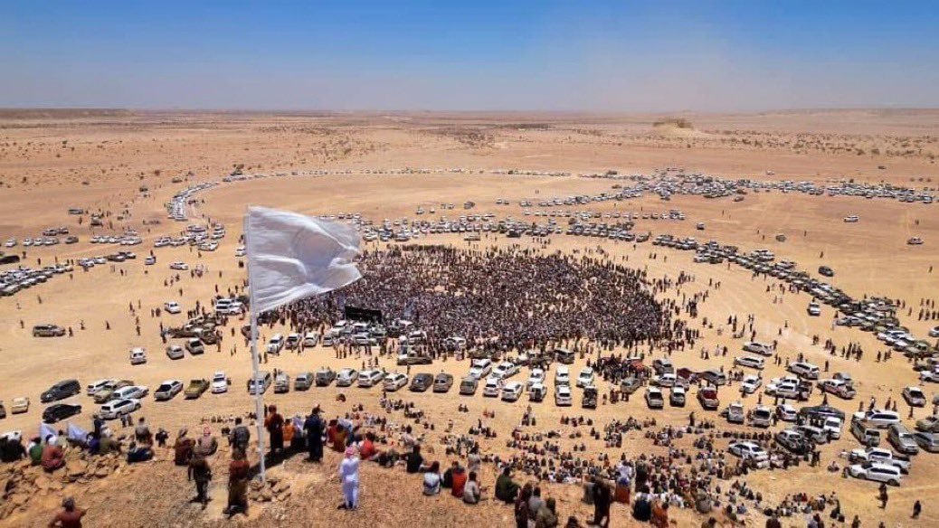 لا أدري من أقنع بعض النشطاء من أنصار #حلف_قبائل_حضرموت بأن القضية الجنوبية هي عدوهم أو باقي الجنوب 

.هذه حملة غباء تُكررها نفس الوجوه التي قادت حملات #مجلس_حضرموت_الوطني، والتي كانت من أبرز أسباب فشله في مهده، إلى جانب سيطرة الأحزاب اليمنية عليه.

لولا الجنوب وقضيته ومناضليه