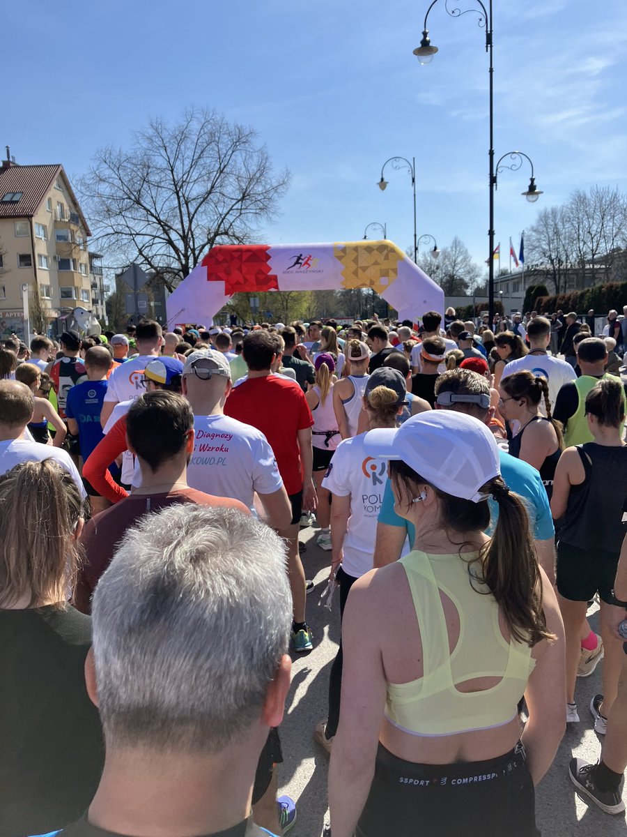 grzegorz_kita's tweet photo. Bieg Raszyński. Srogi upałek ale to klimatyczne 10km biegania w słońcu i po willowych dzielnicach Raszyna. Trafiają się też atrakcyjne widoki samolotów schodzących do lądowania ✈️
#biegigk #Raszyn https://t.co/gYot9jqHru