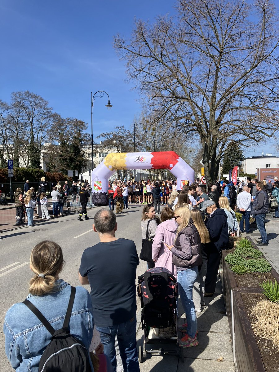 grzegorz_kita's tweet photo. Bieg Raszyński. Srogi upałek ale to klimatyczne 10km biegania w słońcu i po willowych dzielnicach Raszyna. Trafiają się też atrakcyjne widoki samolotów schodzących do lądowania ✈️
#biegigk #Raszyn https://t.co/gYot9jqHru