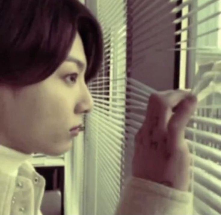 urmisope's tweet photo. Currently watching HOPE ON THE STAGE via twt clips https://t.co/NUY3TZMIJD