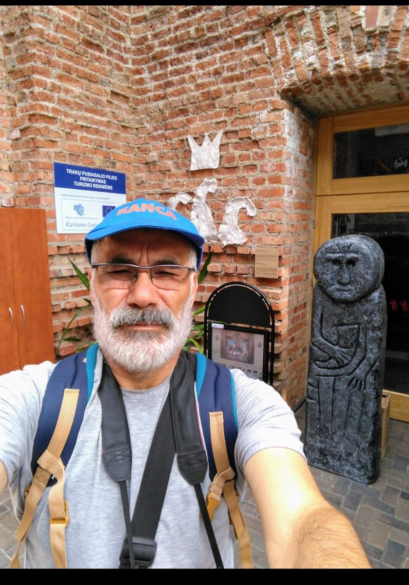 SosyologAksoy's tweet photo. Litvanya'da yaşayan Kırım Tatarlarından Karaim inançlı Türklere ait insan üsluplu mezar taşı yani balbal.
Vilnius şehrinde bir işyerinin dışında ve dokumada, Anadolu'da da gördüğümüz damgalar.
Davut yıldızı ya da Süleynan mührü olarak bilinen damganın altında "Akla yapılan ilk yardım" yani kütüphaneye yapılan yardımın akla yapılan yardım olduğu yazıyor.