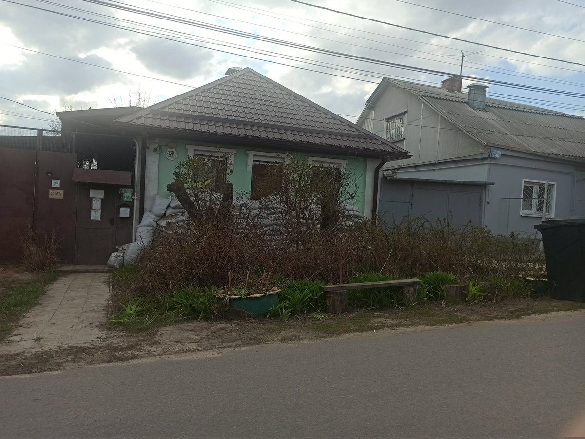 Воронежец подготовился к атакам БПЛА...

Мешки с песком, железные ставни на окнах.