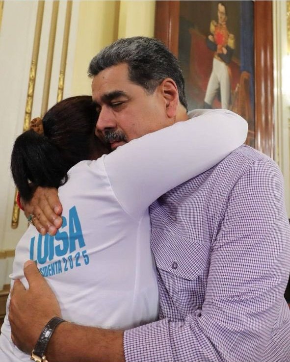 Libertador_Ec's tweet photo. Hoy por quién será tu voto?

La Chavista Luisa / Daniel Noboa
              (🔄)                            (❤️) https://t.co/wX5QIERDnn