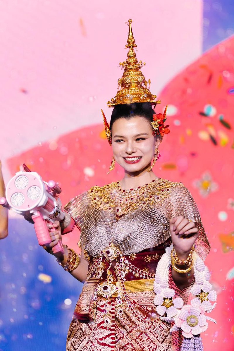 centralwOrld's tweet photo. #สงกรานต์เซ็นทรัลเวิลด์ สาดออร่า สวยสะกดโลก สุดอลังการ #FreenBecky ในลุคนางสงกรานต์ทุงสะเทวี ที่งาน centralwOrld Songkran Fest 2025 ใจกลางกรุงเทพ!! ❤️‍🔥

FREENBECK SONGKRAN CTW
#SongkranCTWxFB
#CTWSongkranFest2025 #centralwOrld #สงกรานต์เซ็นทรัลเวิลด์ #สงกรานต์เซ็นทรัล #สงกรานต์มหาบันเทิง2025 #สงกรานต์2568 #SongKran2025 
#ThailandSongkranFestival2025
#srchafreen #beckysangels‌ #FreenBecky