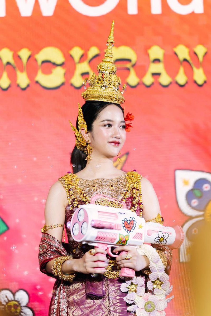 centralwOrld's tweet photo. #สงกรานต์เซ็นทรัลเวิลด์ สาดออร่า สวยสะกดโลก สุดอลังการ #FreenBecky ในลุคนางสงกรานต์ทุงสะเทวี ที่งาน centralwOrld Songkran Fest 2025 ใจกลางกรุงเทพ!! ❤️‍🔥

FREENBECK SONGKRAN CTW
#SongkranCTWxFB
#CTWSongkranFest2025 #centralwOrld #สงกรานต์เซ็นทรัลเวิลด์ #สงกรานต์เซ็นทรัล #สงกรานต์มหาบันเทิง2025 #สงกรานต์2568 #SongKran2025 
#ThailandSongkranFestival2025
#srchafreen #beckysangels‌ #FreenBecky