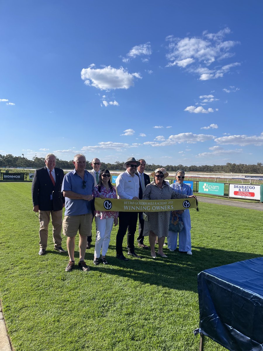 1000giggles's tweet photo. Great day #Bet365 #GoldenMile @_BendigoJC Congrats winning #OwnersConnections & many thx to owners sponsors members patrons & well done to #Chairman #JackLyons #Ceo @PScullie #Sue #Paris #BJCTeam @RacingVictoria @Country_Racing Participants&staff https://t.co/AooV6epe9Y