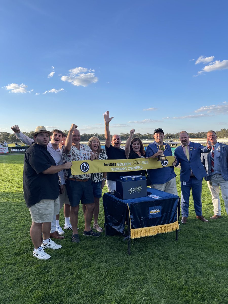 1000giggles's tweet photo. Great day #Bet365 #GoldenMile @_BendigoJC Congrats winning #OwnersConnections & many thx to owners sponsors members patrons & well done to #Chairman #JackLyons #Ceo @PScullie #Sue #Paris #BJCTeam @RacingVictoria @Country_Racing Participants&staff https://t.co/AooV6epe9Y