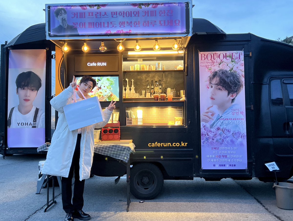 WEi__Official's tweet photo. 추워진 날씨도 따듯하게 만들어 주는 루아이의 사랑 덕분에 따듯한 온기로 물든 촬영장(´•ᴗ• ก )՞ ՞♡ 언제나 그 자리 그대로 함께해 주셔서 감사합니다🐰ᶫᵒᵛᵉ⠀̆̎ෆ

#위아이 #WEi
#김요한 #KIMYOHAN
#제4차사랑혁명 #The4thLoveRevolution https://t.co/TJ4SfzVUiU