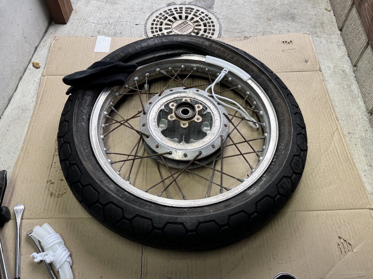 yamaguchi3153's tweet photo. GS550E最速化計画
SUZUKIの星型キャストはSUZUKIらしいし、好きだったけど…
どうせなら太いタイヤ付けたいよな…。
GS1000のホイールをヤフオクで購入。
付いてたタイヤが古いんだろうな。
カチカチで、どうしても外せないからグラインダーでぶった切った…
#KLAMPSTUDIO
#原型師
#GS550
#GS550E https://t.co/qKkK8zhYGI
