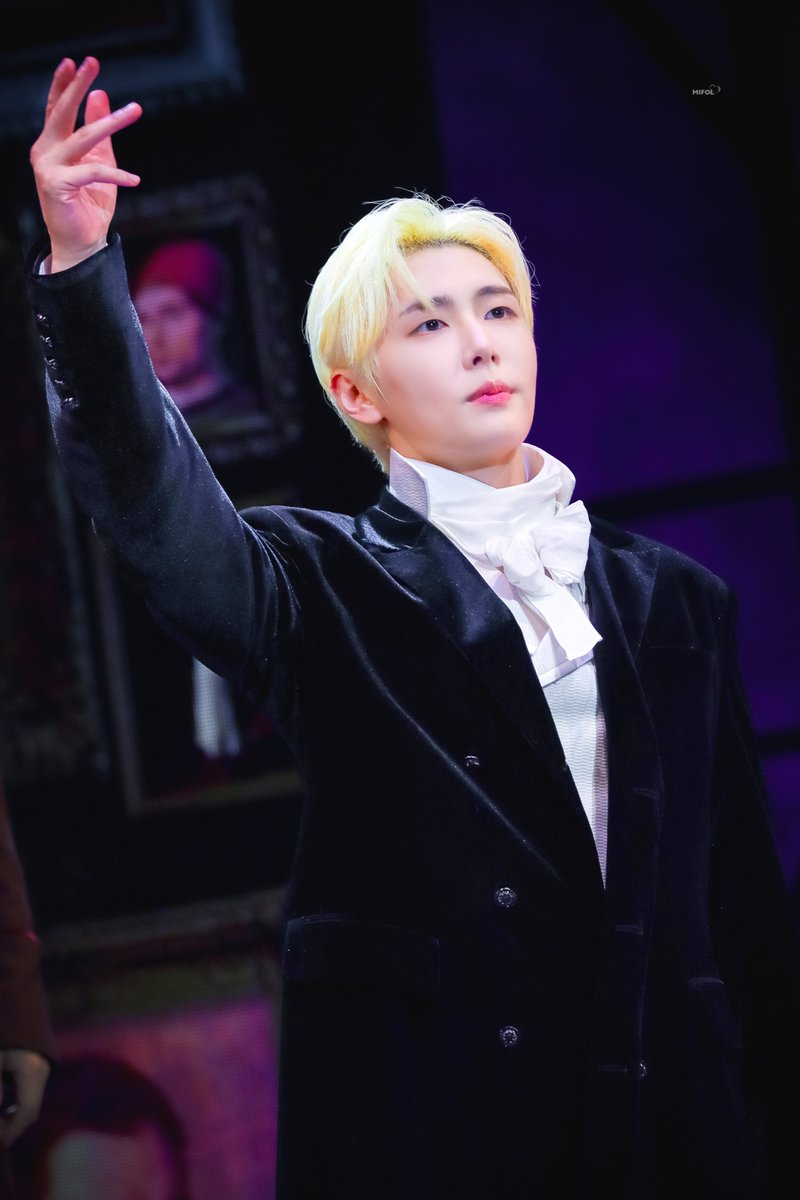 250412 도리안 그레이 커튼콜

영원히 아름다운 나의 도리안🌹

#SF9 #재윤 #JAEYOON