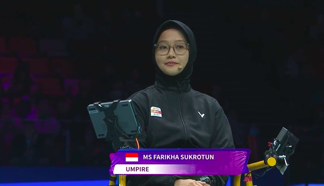 Seorang kasir pada sebuah toko bangunan di Kudus, begitu menyukai bulu tangkis dan serius belajar regulasi badminton. Dia lantas memutuskan mengambil jalan sebagai wasit.

Dia bekerja keras, menjadi satu2nya perempuan di angkatannya yang ikut penataran wasit level kabupaten. Pada