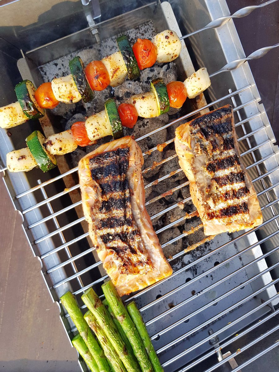 Some wonderful spring flavours to consider for the #BBQ and a great way to grill using our B2 Grill which is 2/3 grill grate and 1/3 #skewers (6 more skewers are available). #Asparagus and  seafood with all the  #condiments 🔥🍣🍯

thueros.com/UK/en/thueros-…