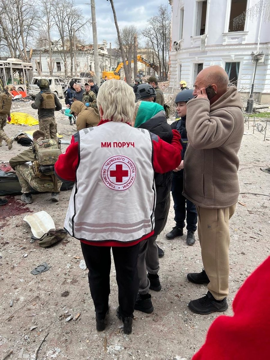 UNICEF Italia (@unicef_italia) on Twitter photo Le immagini sconvolgenti che arrivano dalla città di Sumy testimoniano gli effetti dell'ennesima strage di civili in #Ucraina. <a href="/UNICEF_UA/">UNICEF Ukraine</a> e partner stanno fornendo assistenza alle famiglie colpite.
I bombardamenti sui civili devono cessare. I bambini devono essere protetti. Le immagini sconvolgenti che arrivano dalla città di Sumy testimoniano gli effetti dell'ennesima strage di civili in #Ucraina. <a href="/UNICEF_UA/">UNICEF Ukraine</a> e partner stanno fornendo assistenza alle famiglie colpite.
I bombardamenti sui civili devono cessare. I bambini devono essere protetti.
