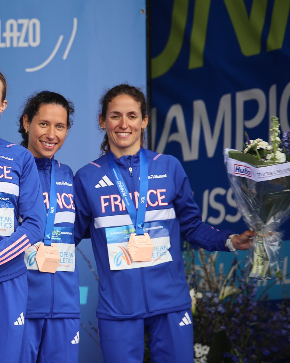 FFAthletisme's tweet photo. 🔥 ON NE S'EN LASSE PAS !

🎶 Comme hier sur semi-marathon, les Bleus ont chanté à deux reprises la Marseillaise sur la plus haute marche du podium à l'issue du 10 km, avec l'or pour Yann Schrub et le collectif masculin !

🇫🇷 Avec également aujourd'hui la 2e place d'Etienne Daguinos et la 3e de l'équipe féminine, les Tricolores terminent en tête du tableau des médailles de cette 1e édition des Championnats d'Europe de Running de Bruxelles avec 7 récompenses dont 4  victoires !

📷 @gwenlaad / @capturemysport / @ffathletisme

#BrusselsLeuven2025