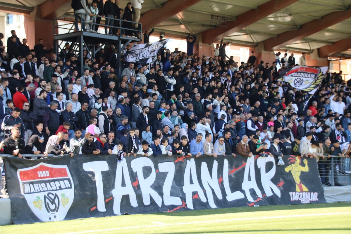 Manisasporresmi's tweet photo. 🖤🤍 90 dakika boyunca hiç susmadan takımımızın arkasında duran, tribünleri coşkuyla dolduran tüm taraftarlarımıza yürekten teşekkür ederiz!

Teşekkürler Tarzanlar ⚫⚪

#Dönüyoruz https://t.co/8D5KRhsElt
