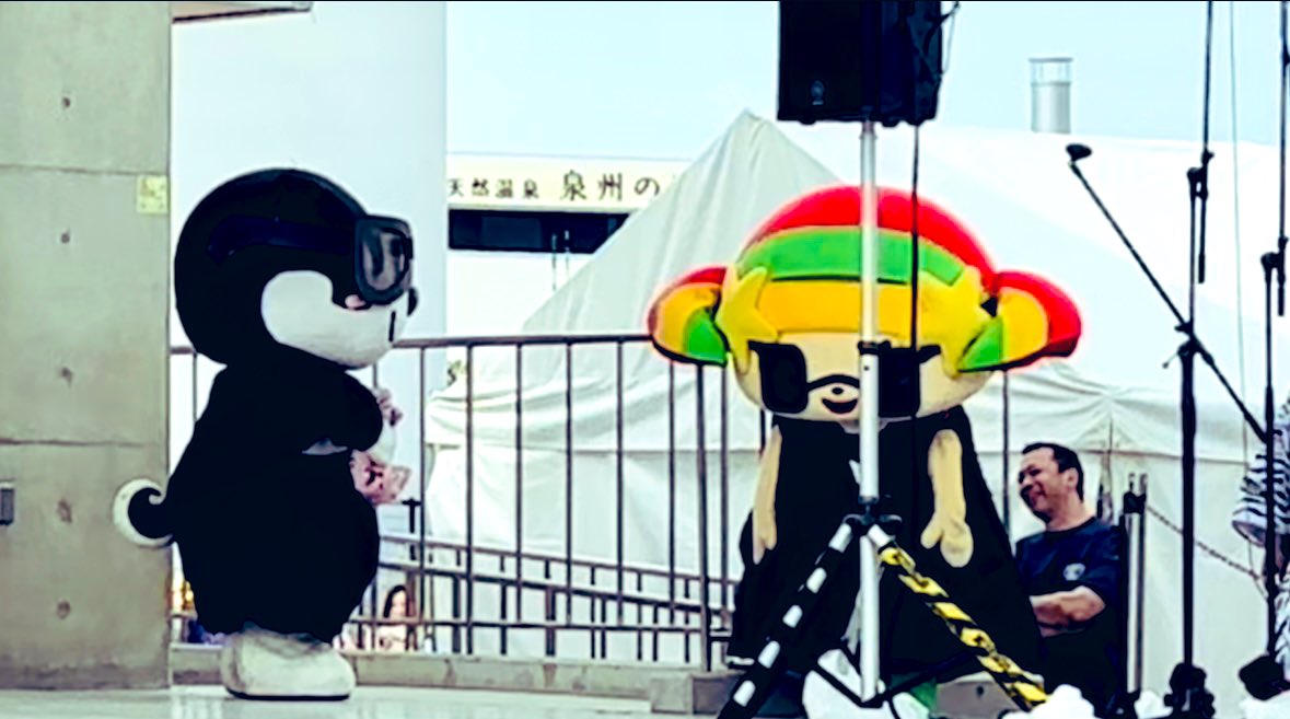 KAINA0524's tweet photo. オチのオフクロを忘れないうちに言いたくて先走る社長ꉂꉂ(ᵔᗜᵔ*)笑
心配そうなキララちゃんと見てられない柴っことただ楽しんでるリトルさん☆
#ご当地キャラEXPOinりんくう
#SILKBOY https://t.co/JqR1vUphJE