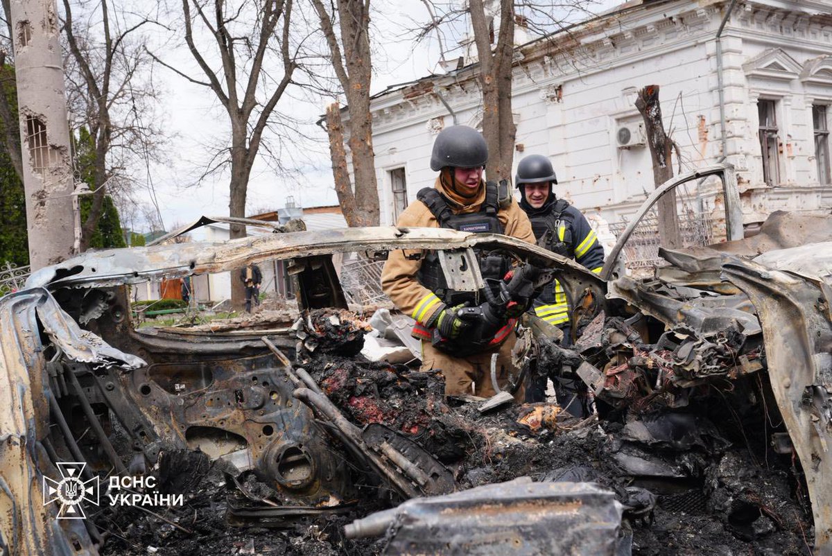 Today is Palm Sunday,aka Willow Sunday in Ukraine.

Putin starts the Holy Easter week by launching two Iskander-M/KN-23 ballistic missiles on the center of Sumy.

To date, 32 dead, including 2 children.
84 injured, including 10 children.

📷State Emergency Service of Ukraine