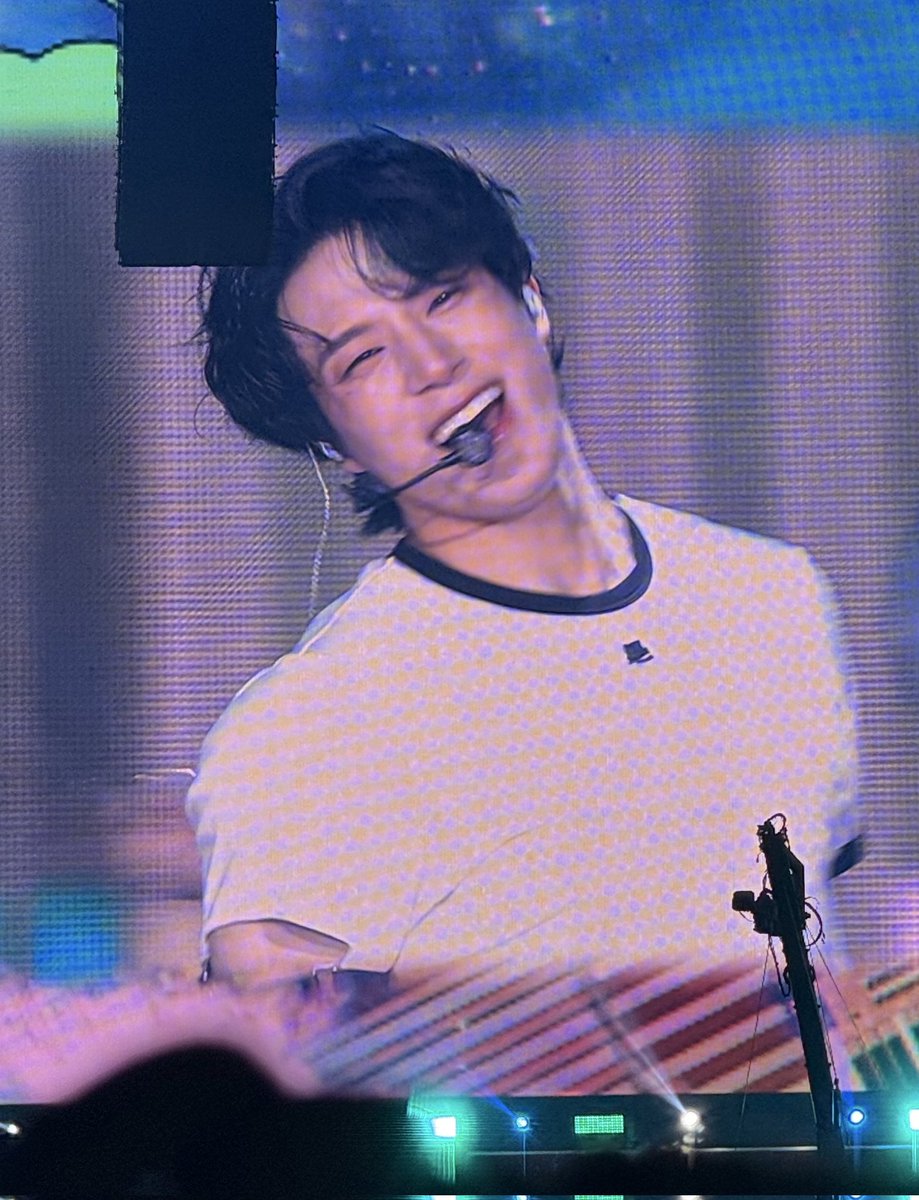jungshasa's tweet photo. JENO SMILEY ON BIG SCREEN https://t.co/1ZISL8lSh4