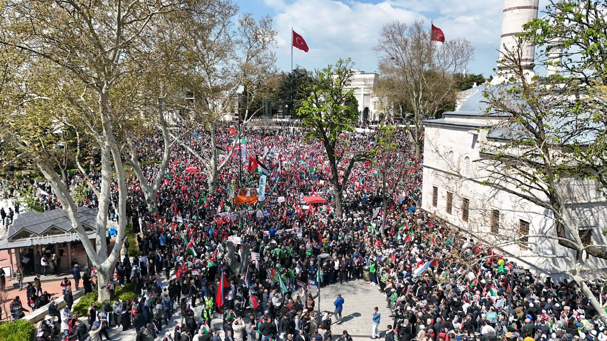 Beyazıt'tan Ayasofya'ya insanlık için yürürken nehirden denize özgür Filistin'in hayalini kuranlara selam olsun! 🇵🇸