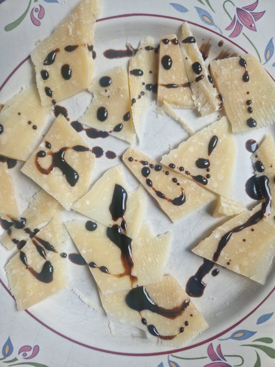 In questa Santa Domenica mi sono concesso un tozzo di pane e un aperitivo con parmigiano 36 mesi e aceto balsamico di Modena stravecchio, spero mi possiate perdonare... Dominus vobiscum...