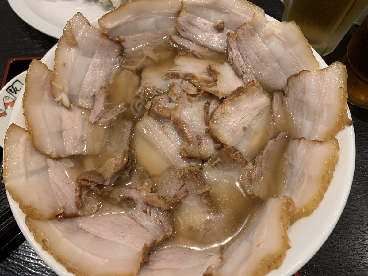 ItZ3a's tweet photo. 喜多方ラーメン坂内@内幸町ガード下店。期間限定のメガ盛り焼豚ラーメン。23枚のチャーシューは至福です。喜多方ラーメンのチャーシューは美味い！ https://t.co/h9MMOq7Bzv