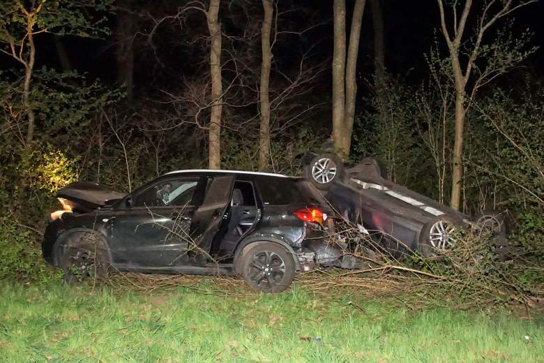 Auto slaat over de kop bij aanrijding