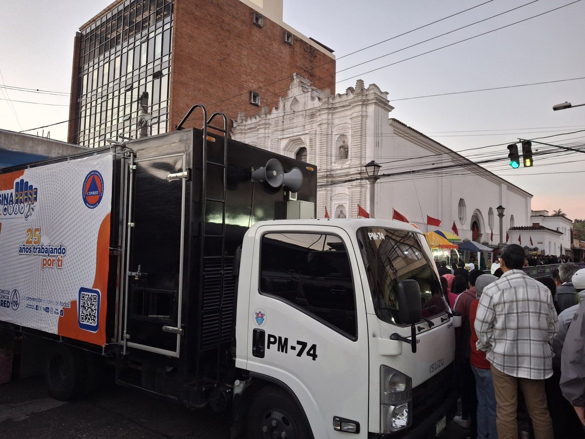 gulartecos's tweet photo. Camión de Sinaprese bloqueando la vista de procesión de Capuchinas https://t.co/Bw3IVLdFsw