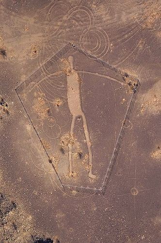 varshaparmar06's tweet image. Thread on the most mysterious places on earth 🧵

1. Blythe Intaglios, California, USA