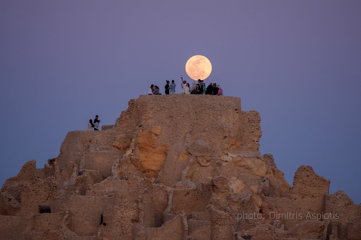 siwalife's tweet photo. People stand on the ancient Shali village that is made of salt and mud watching the the April's Full Moon rising .
Siwa Oasis, Egypt - 12 Apr 2025.

#PinkMoon #SiwaOasis #StormHour
 #ThePhotoHour https://t.co/iyxZQ9QTDH