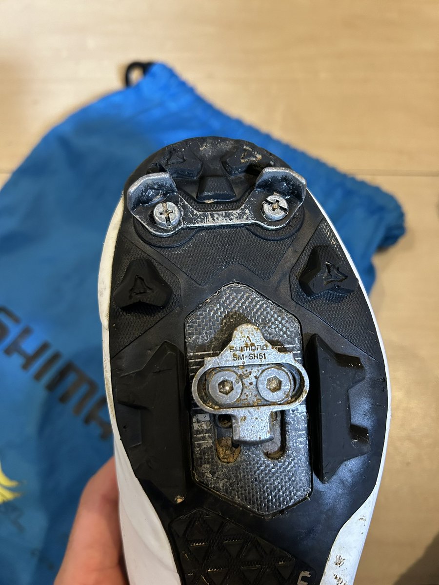 今日のコンディション(粘土質泥＋つま先歩きする激坂)でタロンスパイクは神👏
bike.shimano.com/ja-JP/products…