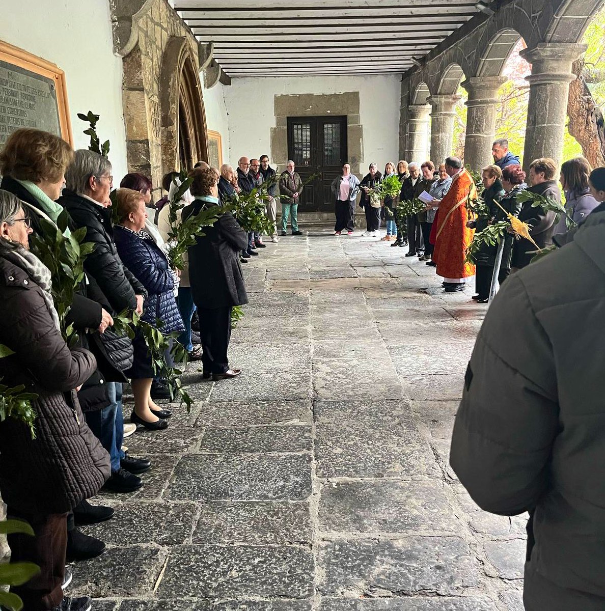 DiocesisVitoria's tweet photo. DOMINGO DE RAMOS 🌿 | Todas las parroquias de la Diócesis celebran este día grande donde se recuerda la entrada de Jesús en Jerusalén. ¡Feliz #DomingoDeRamos y fecunda y santa Semana Santa! https://t.co/wQynWOrUv8