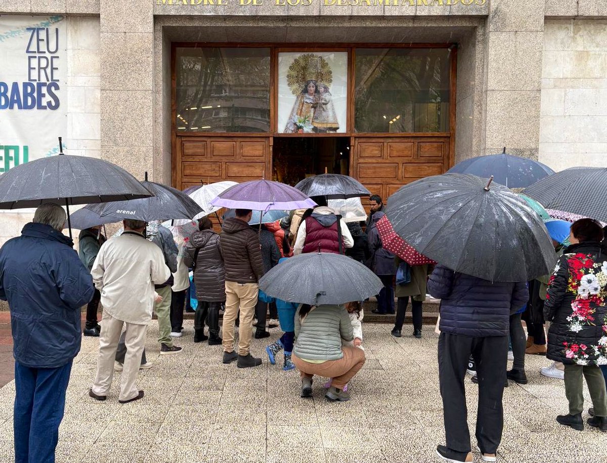 DiocesisVitoria's tweet photo. DOMINGO DE RAMOS 🌿 | Todas las parroquias de la Diócesis celebran este día grande donde se recuerda la entrada de Jesús en Jerusalén. ¡Feliz #DomingoDeRamos y fecunda y santa Semana Santa! https://t.co/wQynWOrUv8