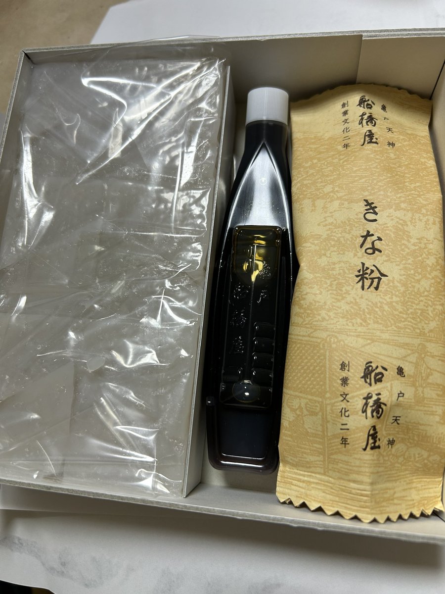 iwaoppai's tweet photo. 亀戸天神のすぐそばで仕事してて、せっかくだから船橋屋さんに寄って「くず餅」を買いました。
とろ〜り甘い黒蜜ときな粉が昭和的で和む〜(^｡^)
添加物無使用だから安心だし、口の中もサッパリします！ https://t.co/6OTj7EMJ1q