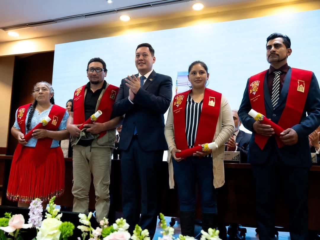 czamoramatute's tweet photo. 🥳👏 ¡Renovamos nuestro compromiso de trabajo y #AmorPorCuenca 🫶 en la #SesiónSolemne por los 4️⃣6️⃣8️⃣ años de su Fundación!

Todo lo que hacemos por nuestro cantón se resume en cinco puntos: tres hospitales para la ruralidad, cuidado de la naturaleza, construcción de viviendas y, por supuesto, su gente.

Sin duda, #YoAmoCuenca ❤️💛 y haré posible lo imposible por ella.