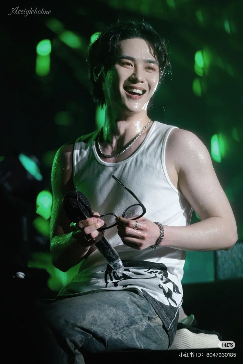 stoptherainee's tweet photo. HE'S LITERALLY GLOWING???? QIAN KUN 😭😭😭 https://t.co/c6euiSpXPx