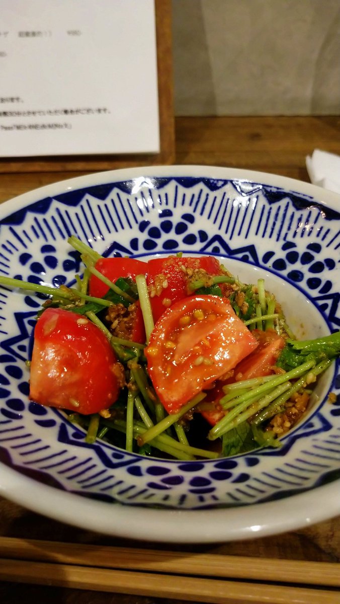三つ葉とフルーツトマトのナムル。芋焼酎お湯割りと共にいただいてたら……
知り合いの方来られてそれからは写真とるの忘れて飲んで食べてた。サムギョプサルもプルコギピザも最高でした！
#SANPA食堂
＃寝屋川市