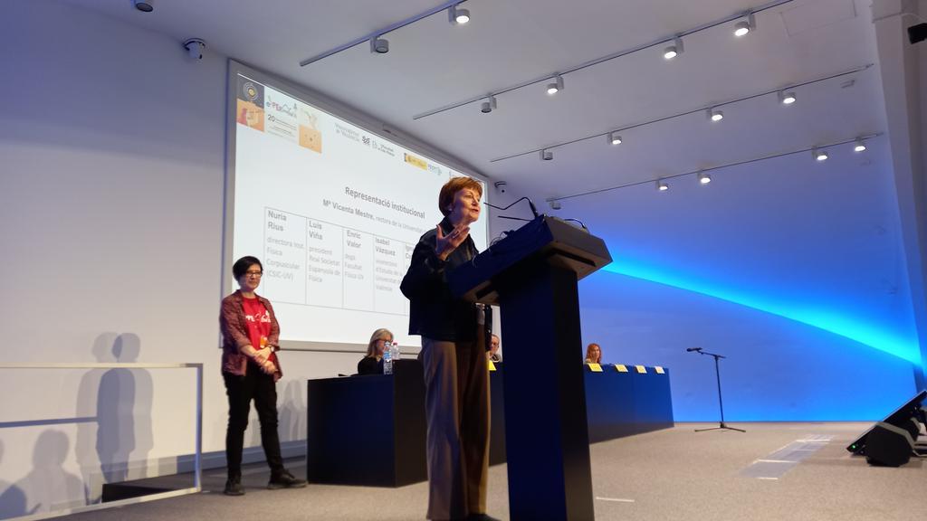 Fira Experimenta (@firaexperimenta) on Twitter photo La rectora de la <a href="/UV_EG/">Universitat València</a>, Mavi Mestre, pren la paraula per posar en valor les dues dècades de celebració de la Fira #Experimenta25 i felicita als i les joves participants. La rectora de la <a href="/UV_EG/">Universitat València</a>, Mavi Mestre, pren la paraula per posar en valor les dues dècades de celebració de la Fira #Experimenta25 i felicita als i les joves participants.