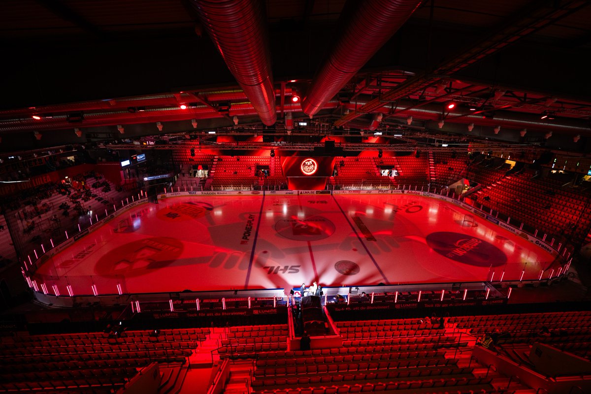 SHLse's tweet photo. Söndag. Luleå. Frölunda. Coop Norrbotten Arena. SHL-semifinal.
Kan det bli bättre? 🤩
Följ dramatiken i match 5 här: https://t.co/Df4neusbBf och i våra sociala medier.
#LHFFHC #SHL #twittpuck #ishockey #svsshl