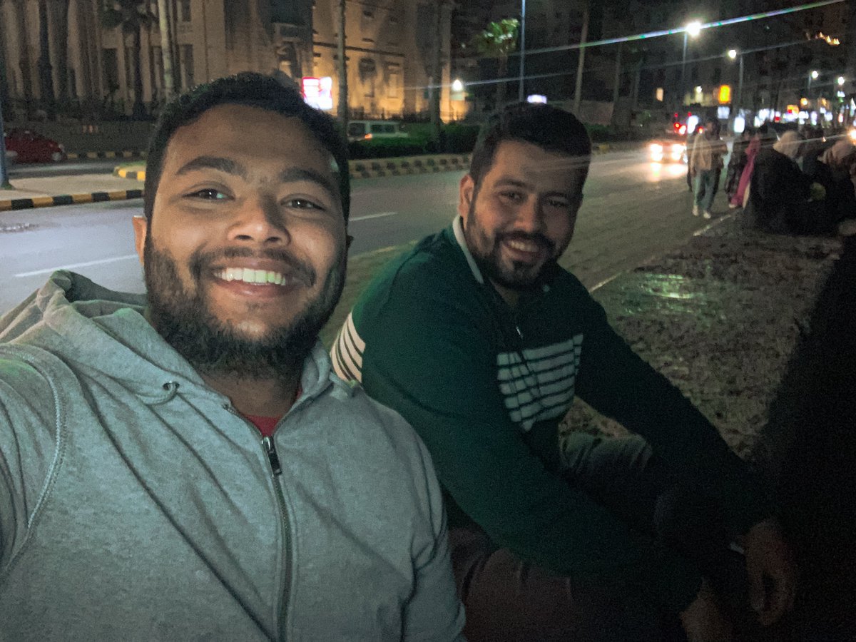mosobhey's tweet photo. ابوك و عمك وهما بيتصوروا صورة وحيدة في اخر اليوم بعد الخروجة الي من الساعة ٩ الصبح https://t.co/JckuWVrE43