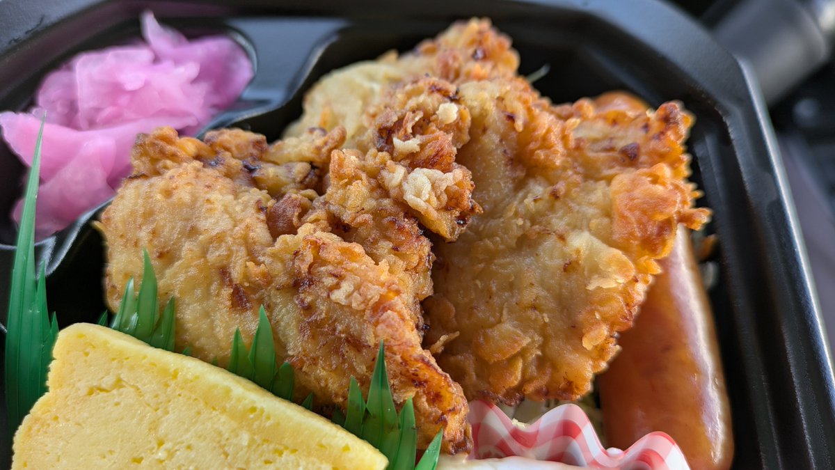 Trainlike_Iwa's tweet photo. 2025/02/27
山形県米沢市 ほかほか弁当米沢本店
のりから揚弁当(480円)

昼食に迷い、思い切ってお弁当屋さんへ。付近はよく通りますが、入ったのはこれが初めてでした。
お店オリジナルの包み紙を巻いた作りたてのお弁当、唐揚げは濃厚な味でした。 https://t.co/vAcLWHc9er