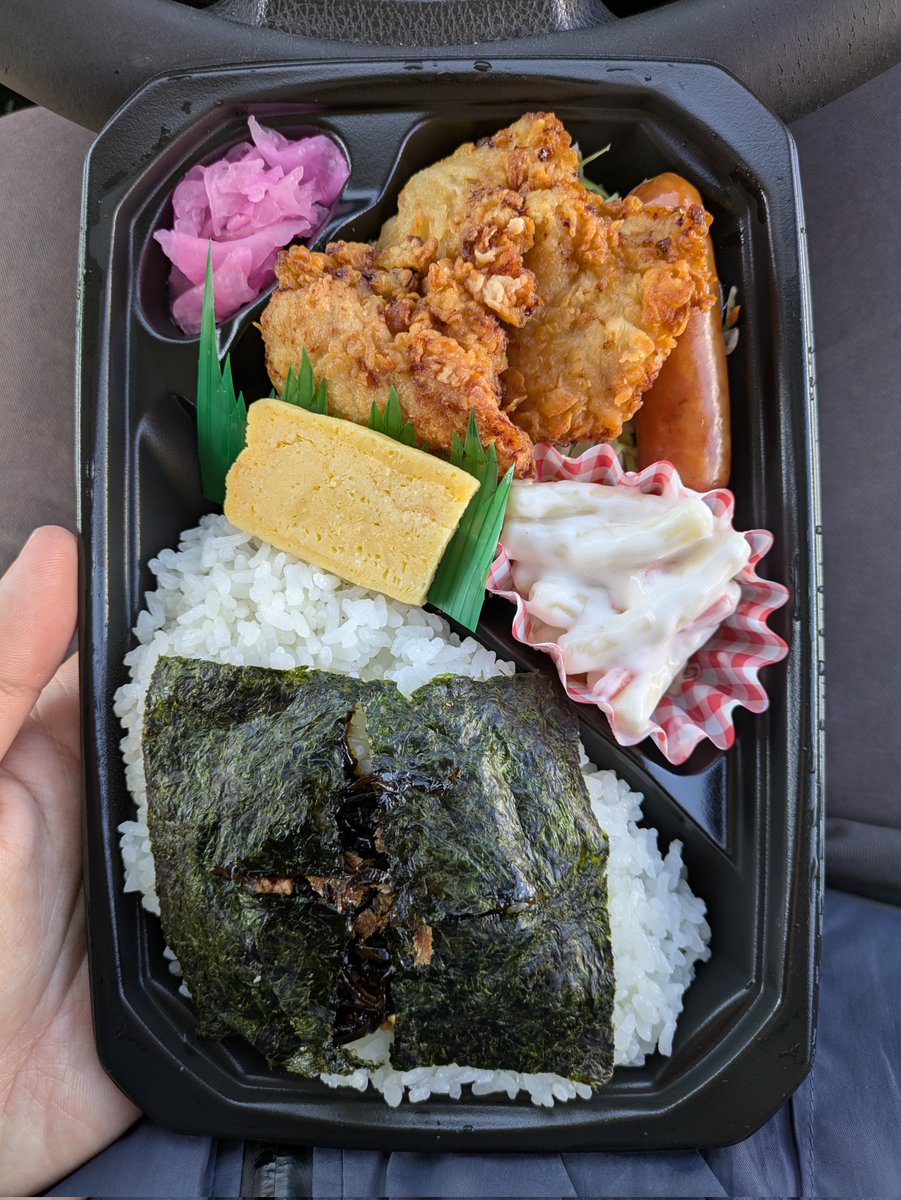 Trainlike_Iwa's tweet photo. 2025/02/27
山形県米沢市 ほかほか弁当米沢本店
のりから揚弁当(480円)

昼食に迷い、思い切ってお弁当屋さんへ。付近はよく通りますが、入ったのはこれが初めてでした。
お店オリジナルの包み紙を巻いた作りたてのお弁当、唐揚げは濃厚な味でした。 https://t.co/vAcLWHc9er