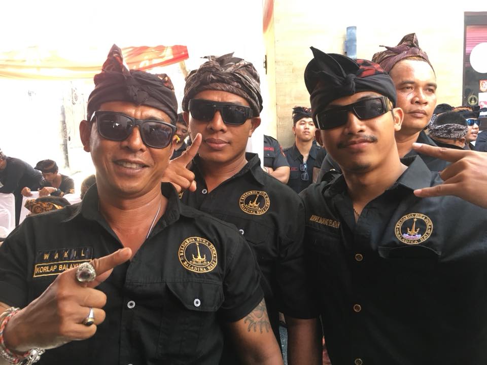 Timo_Mason's tweet photo. That’s why Bali feels safe.

The yogis would tell you: "The Hindu gods have praised us with peace."

Nah man, the mafia just wants your money.

Paradise has a guardian.

And it's no spiritual power, more like dudes with sunglasses. https://t.co/YQXrJOCqJb