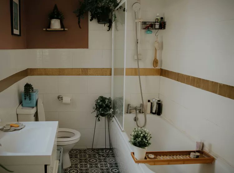 CleanLineSpaces's tweet image. Avoid these 7 common small room decorating mistakes: 1) Choosing poorly-proportioned furniture, 2) Forgetting multifunctional pieces, 3) Overdecorating, 4) Underutilizing vertical space, 5) Neglecting lighting, 6) Using a too-dark color palette, 7) Avoiding color and pattern.