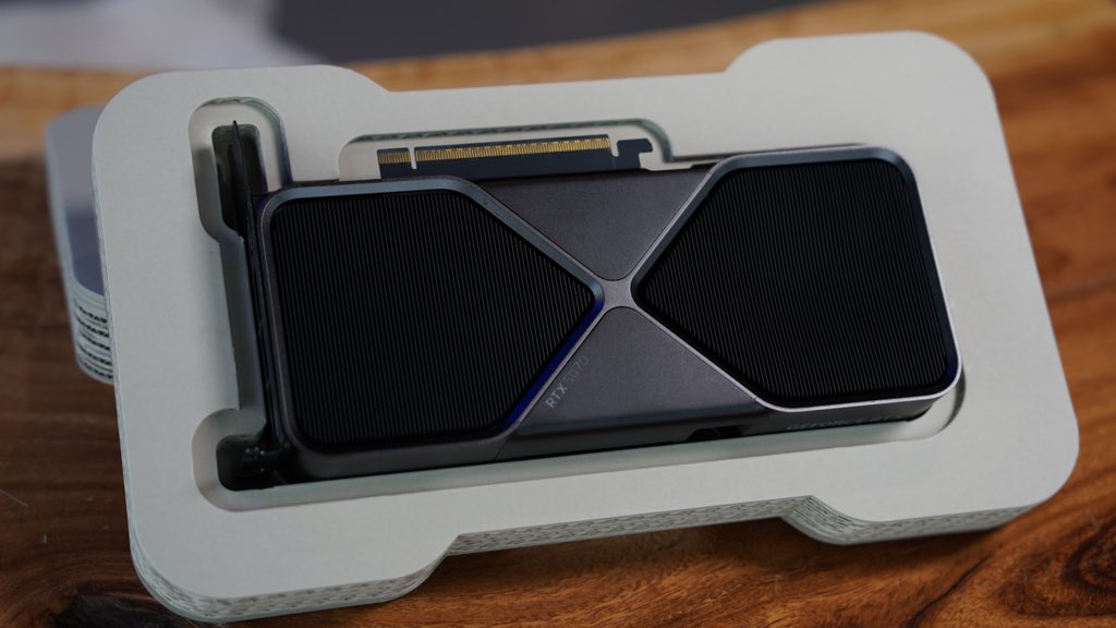 falsaif's tweet photo. وأهلا وسهلا بكروت Nvidia الجديدة من سلسلة RTX 50 

ووصل كرت RTX 5090 و RTX 5070 

اكتبوا وش ودكم نجرب عليها من العاب و اختبارات 

#تحت_المراجعة_فيصل_السيف
#تقنية https://t.co/lp7We5EANk