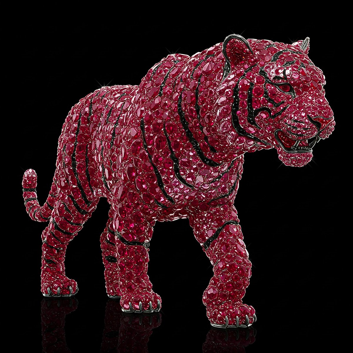cdngisntacrm's tweet photo. Emerald palm and ruby tiger. https://t.co/DcAaqtQi8L
